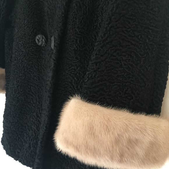 Vintage Young-Quinlan coat with fur cuffs - Picture 2 of 6